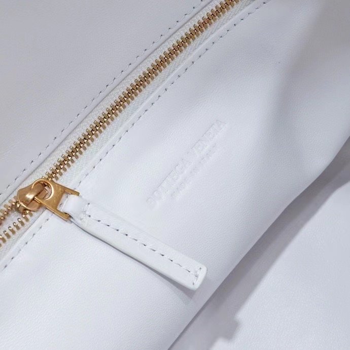 Bottega Veneta Large Hop Bag - Image 22